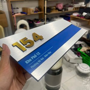 Bảng số nhà ALU bạc xước chữ nổi Mica gương vàng cao cấp ALSN07