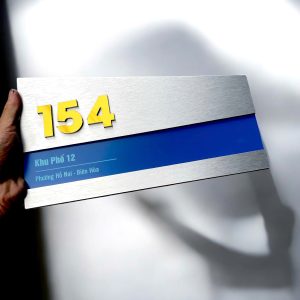 Bảng số nhà ALU bạc xước chữ nổi Mica gương vàng cao cấp ALSN07